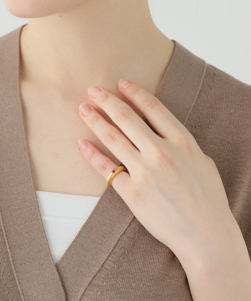 IENA LA BOUCLE(イエナラブークル)の「OCUCCI オクチ skiny single faceted ruby OJRG2601-SS #5(リング・レディース・ゴールド・FREE)」の6枚目の写真