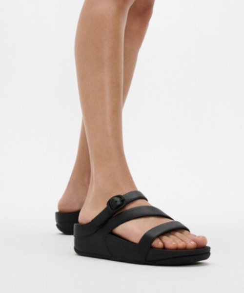 fitflop(フィットフロップ)の「SKINNY II レザー ゼットストラップ スライド(サンダル・レディース・タン/ブラック/ゴールド系・US5/US6/US7/US8)」の2枚目の写真