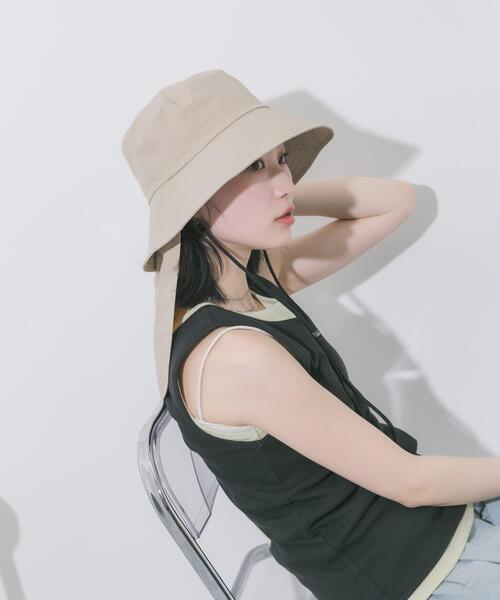 SMELLY(スメリー)の「『撥水/UVカット』サンシェードバケットハット(ハット・レディース・ベージュ/チャコールグレー・-)」の6枚目の写真