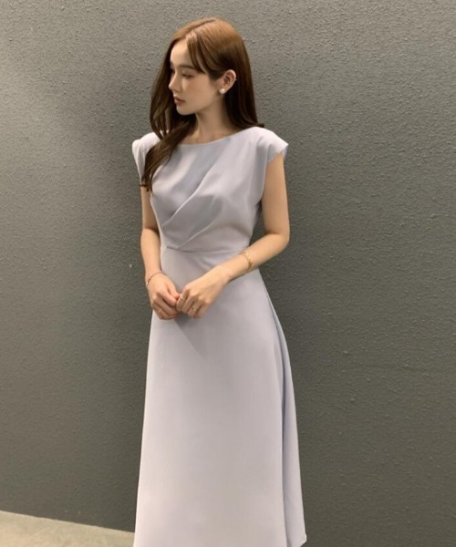 semplice(センプリチェ)の「コクーンネック タックデザイン フレアミディワンピース(ワンピース・レディース・ベージュ/ブルー/ブラック・F)」の1枚目の写真
