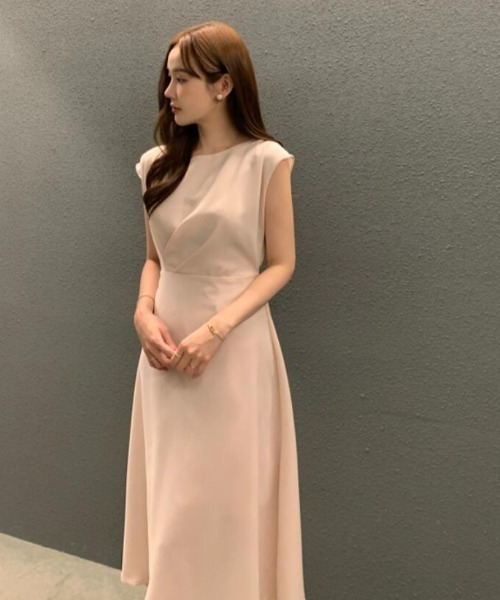 semplice(センプリチェ)の「コクーンネック タックデザイン フレアミディワンピース(ワンピース・レディース・ベージュ/ブルー/ブラック・F)」の6枚目の写真