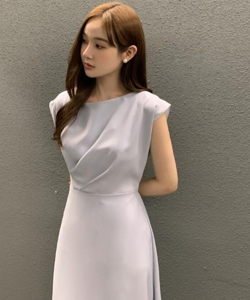 semplice(センプリチェ)の「コクーンネック タックデザイン フレアミディワンピース(ワンピース・レディース・ベージュ/ブルー/ブラック・F)」の13枚目の写真