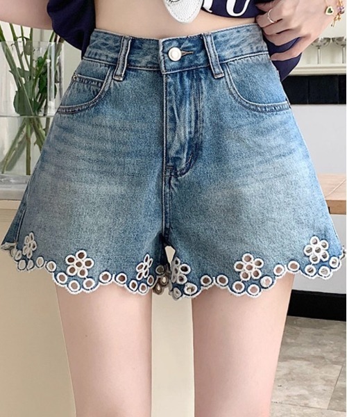 &soiree(アンドソワレ)の「フラワースカラップデニムショートパンツ(デニムパンツ・レディース・ブルー・SMALL/MEDIUM/LARGE/X-LARGE)」の1枚目の写真