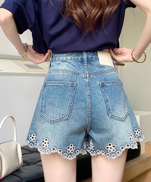 &soiree(アンドソワレ)の「フラワースカラップデニムショートパンツ(デニムパンツ・レディース・ブルー・SMALL/MEDIUM/LARGE/X-LARGE)」の3枚目の写真