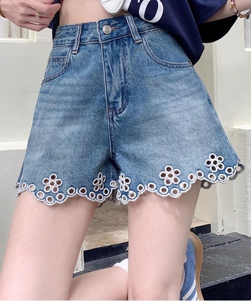 &soiree(アンドソワレ)の「フラワースカラップデニムショートパンツ(デニムパンツ・レディース・ブルー・SMALL/MEDIUM/LARGE/X-LARGE)」の4枚目の写真