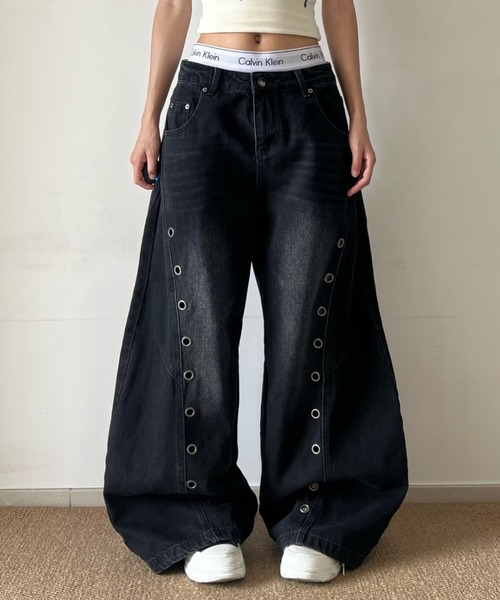 LAMPOON(ランプーン)の「アイレットデザインカーブデニムパンツ(デニムパンツ・レディース・ブラック・LARGE/MEDIUM)」の2枚目の写真