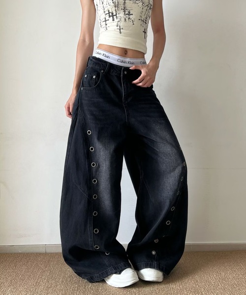 LAMPOON(ランプーン)の「アイレットデザインカーブデニムパンツ(デニムパンツ・レディース・ブラック・LARGE/MEDIUM)」の4枚目の写真