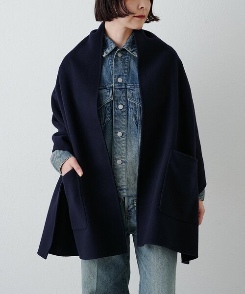 Whim Gazette（ウィムガゼット）の「＜WEB限定カラーあり＞リバーケープストール（ポンチョ・レディース・ブラック/キャメル/ネイビー/ライトベージュ・FREE）」の3枚目の写真