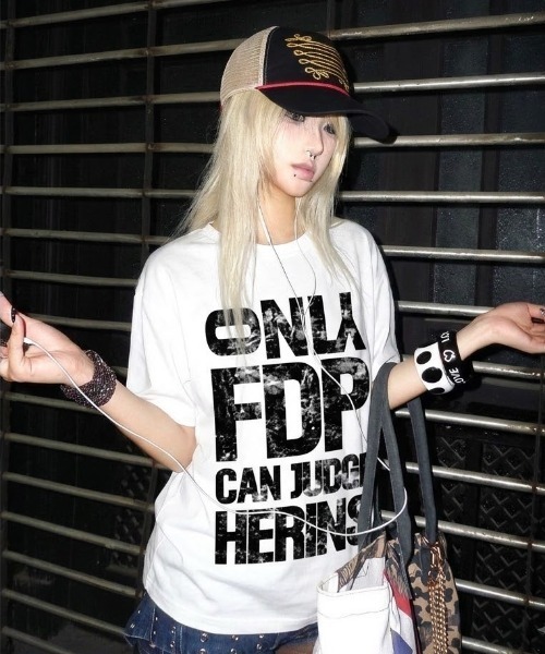 SHEPP(シープ)の「【UNISEX】英字グラフィック ビッグシルエット 半袖Tシャツ(Tシャツ/カットソー・レディース・ホワイト/グレー/ネイビー/ブラック・L/M)」の2枚目の写真
