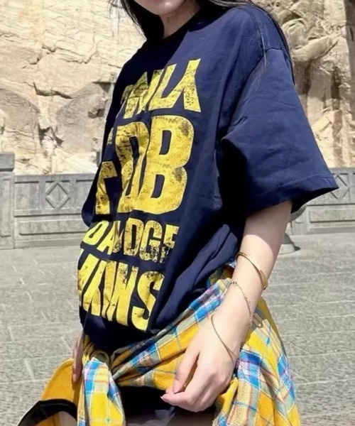 SHEPP(シープ)の「【UNISEX】英字グラフィック ビッグシルエット 半袖Tシャツ(Tシャツ/カットソー・レディース・ホワイト/グレー/ネイビー/ブラック・L/M)」の5枚目の写真