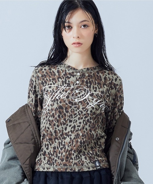 X-girl(エックスガール)の「HENLEY NECK SCRIPT LOGO L/S COMPACT TOP(Tシャツ/カットソー・レディース・レオパード/ホワイト/カモフラージュ・ONE SIZE)」の3枚目の写真