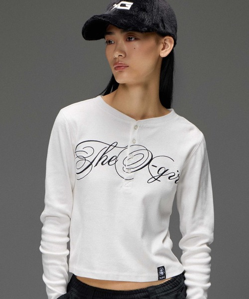 X-girl(エックスガール)の「HENLEY NECK SCRIPT LOGO L/S COMPACT TOP(Tシャツ/カットソー・レディース・レオパード/ホワイト/カモフラージュ・ONE SIZE)」の2枚目の写真