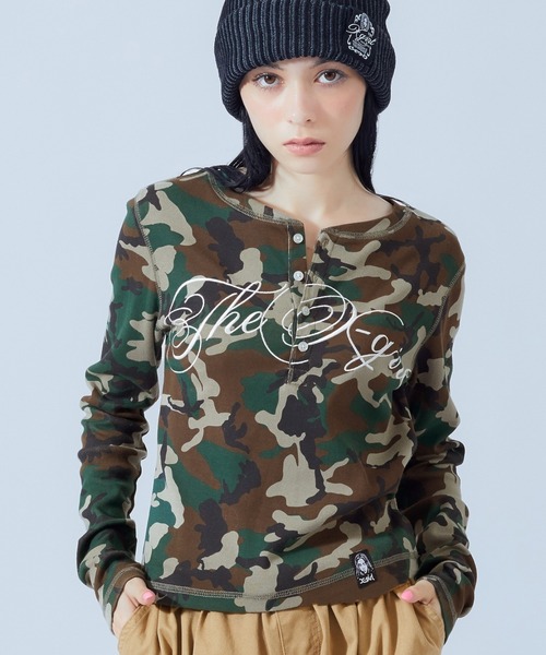 X-girl(エックスガール)の「HENLEY NECK SCRIPT LOGO L/S COMPACT TOP(Tシャツ/カットソー・レディース・レオパード/ホワイト/カモフラージュ・ONE SIZE)」の1枚目の写真
