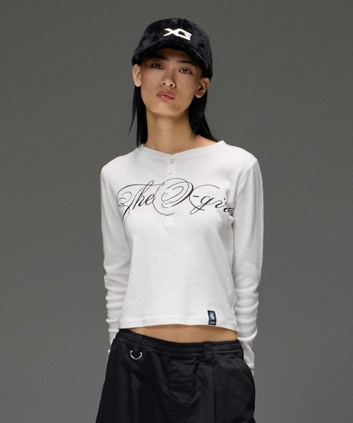 X-girl(エックスガール)の「HENLEY NECK SCRIPT LOGO L/S COMPACT TOP(Tシャツ/カットソー・レディース・レオパード/ホワイト/カモフラージュ・ONE SIZE)」の4枚目の写真