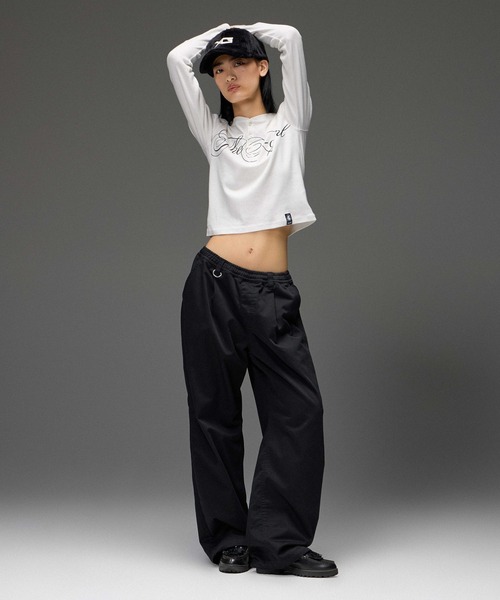 X-girl(エックスガール)の「HENLEY NECK SCRIPT LOGO L/S COMPACT TOP(Tシャツ/カットソー・レディース・レオパード/ホワイト/カモフラージュ・ONE SIZE)」の5枚目の写真