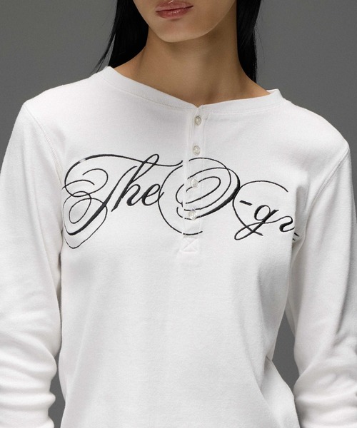 X-girl(エックスガール)の「HENLEY NECK SCRIPT LOGO L/S COMPACT TOP(Tシャツ/カットソー・レディース・レオパード/ホワイト/カモフラージュ・ONE SIZE)」の6枚目の写真