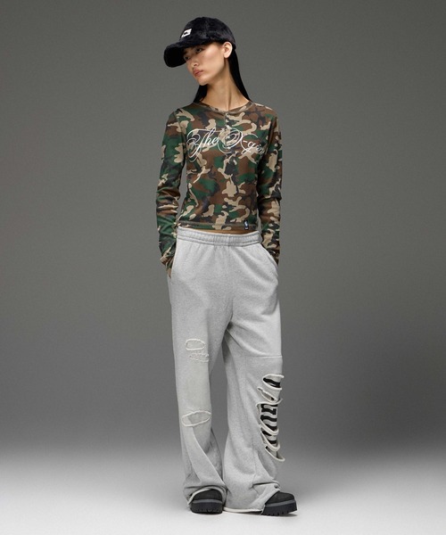 X-girl(エックスガール)の「HENLEY NECK SCRIPT LOGO L/S COMPACT TOP(Tシャツ/カットソー・レディース・レオパード/ホワイト/カモフラージュ・ONE SIZE)」の8枚目の写真