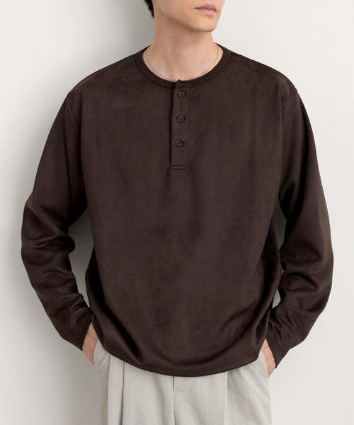 MONO-MART(モノマート)の「ソフトフェード コンパクトフィット ヘンリーネック長袖カットソー<イージーケア・UVカット>(Tシャツ/カットソー・メンズ・ダークオリーブ/ブラック/ダークグレー/ダークネイビー/グレイッシュブルー/ダークブラウン系/アイボリー・S/L/M)」の4枚目の写真