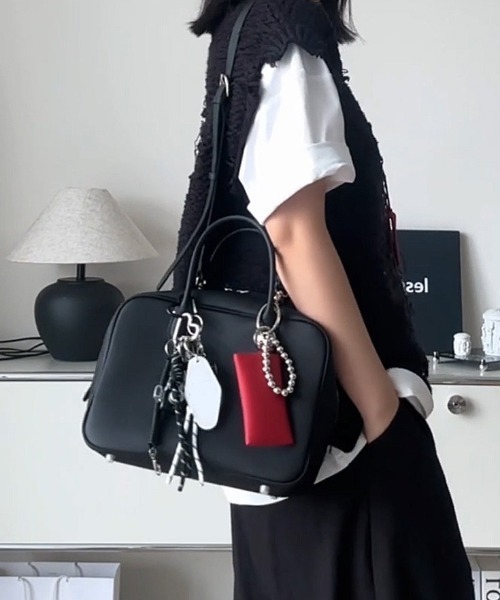 yuue' ( wear )（ユーイ）の「大容量2WAYスクエアショルダーバッグ/ペットボトル収納可（ショルダーバッグ・レディース・ブラック・FREE）」の2枚目の写真