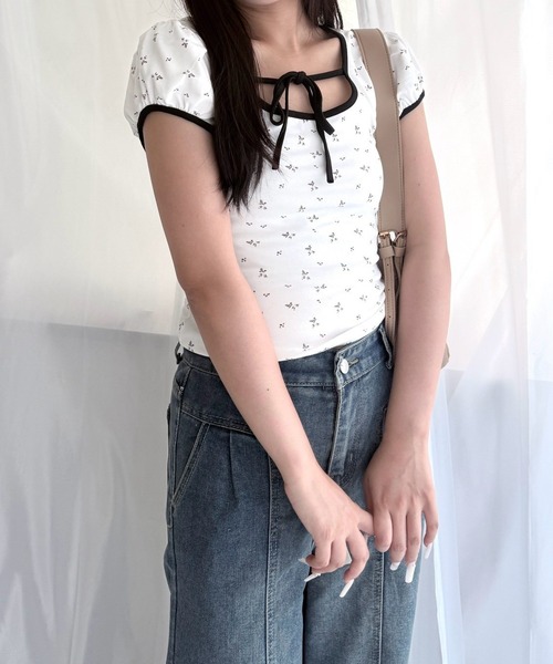 merrylatte（メリーラテ）の「フラワープリント リボンネック半袖トップス（Tシャツ/カットソー・レディース・ホワイト×ブラック・M/S）」の5枚目の写真