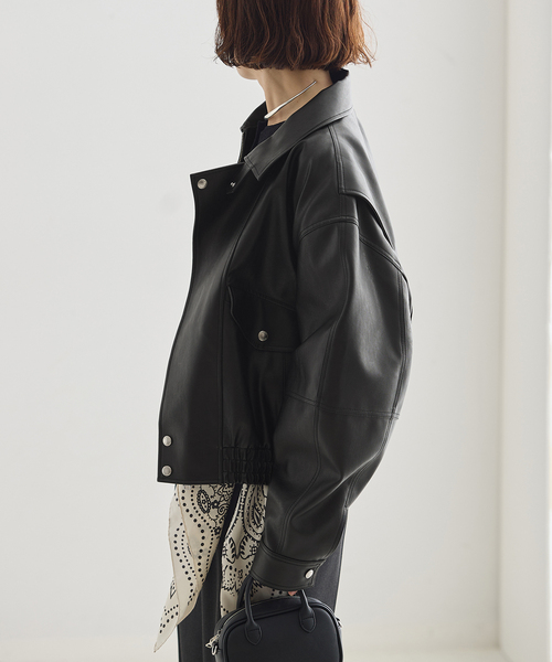 DUNST(ダンスト)の「DUNST/ダンスト UNISEX CROPPED ALTER-LEATHER BLOUSON ジャケット(その他アウター・レディース・ブラック・SMALL)」の4枚目の写真