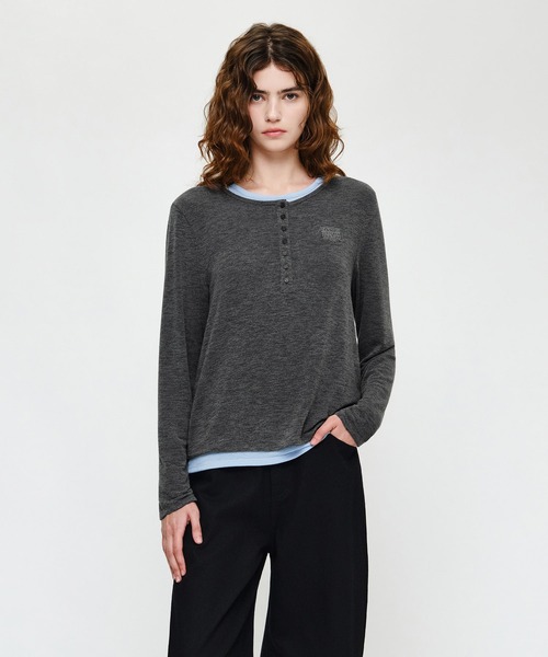 MARITHE + FRANCOIS GIRBAUD（マリテフランソワジルボー）の「W HENLEY NECK LAYERED LONG SLEEVE TEE（Tシャツ/カットソー・レディース・ネイビー/チャコール・SMALL/MEDIUM）」の2枚目の写真