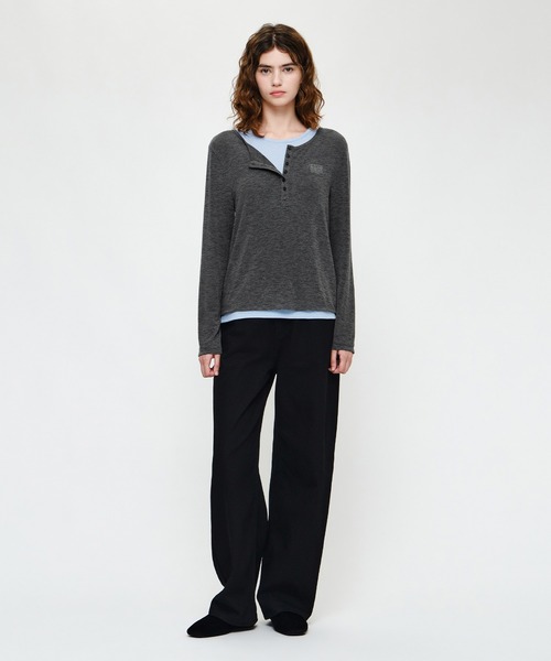 MARITHE + FRANCOIS GIRBAUD（マリテフランソワジルボー）の「W HENLEY NECK LAYERED LONG SLEEVE TEE（Tシャツ/カットソー・レディース・ネイビー/チャコール・SMALL/MEDIUM）」の4枚目の写真