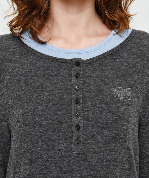 MARITHE + FRANCOIS GIRBAUD（マリテフランソワジルボー）の「W HENLEY NECK LAYERED LONG SLEEVE TEE（Tシャツ/カットソー・レディース・ネイビー/チャコール・SMALL/MEDIUM）」の5枚目の写真