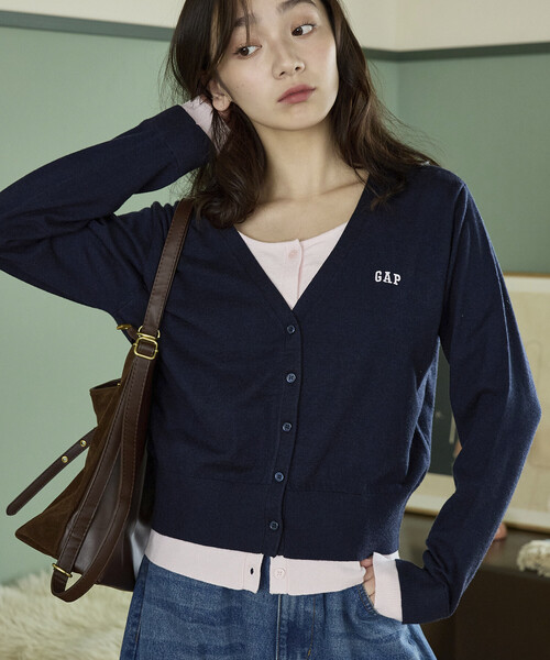 GAP(ギャップ)の「PUBLUX × GAP/ギャップ 別注 配色 レイヤード Vネック ショート ニット カーディガン 限定展開(Tシャツ/カットソー・レディース・グレー/ネイビー・フリ-)」の1枚目の写真
