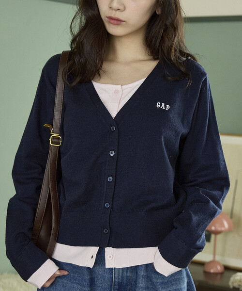 GAP(ギャップ)の「PUBLUX × GAP/ギャップ 別注 配色 レイヤード Vネック ショート ニット カーディガン 限定展開(Tシャツ/カットソー・レディース・グレー/ネイビー・フリ-)」の3枚目の写真