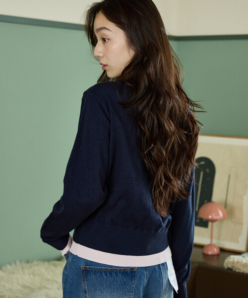 GAP(ギャップ)の「PUBLUX × GAP/ギャップ 別注 配色 レイヤード Vネック ショート ニット カーディガン 限定展開(Tシャツ/カットソー・レディース・グレー/ネイビー・フリ-)」の4枚目の写真