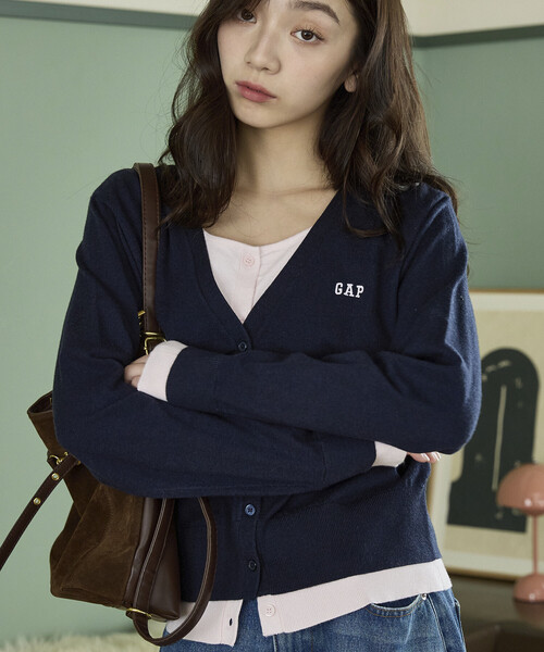 GAP(ギャップ)の「PUBLUX × GAP/ギャップ 別注 配色 レイヤード Vネック ショート ニット カーディガン 限定展開(Tシャツ/カットソー・レディース・グレー/ネイビー・フリ-)」の5枚目の写真