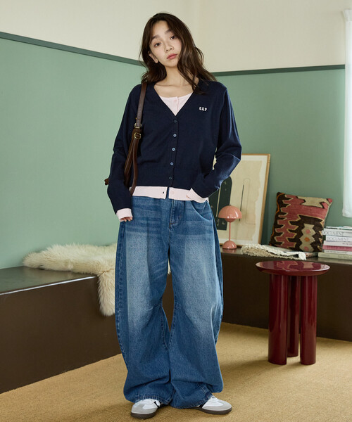 GAP(ギャップ)の「PUBLUX × GAP/ギャップ 別注 配色 レイヤード Vネック ショート ニット カーディガン 限定展開(Tシャツ/カットソー・レディース・グレー/ネイビー・フリ-)」の6枚目の写真