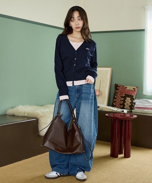 GAP(ギャップ)の「PUBLUX × GAP/ギャップ 別注 配色 レイヤード Vネック ショート ニット カーディガン 限定展開(Tシャツ/カットソー・レディース・グレー/ネイビー・フリ-)」の8枚目の写真