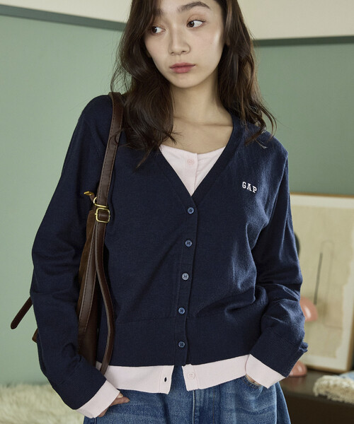 GAP(ギャップ)の「PUBLUX × GAP/ギャップ 別注 配色 レイヤード Vネック ショート ニット カーディガン 限定展開(Tシャツ/カットソー・レディース・グレー/ネイビー・フリ-)」の9枚目の写真