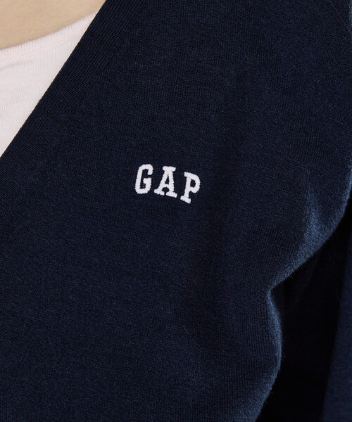 GAP(ギャップ)の「PUBLUX × GAP/ギャップ 別注 配色 レイヤード Vネック ショート ニット カーディガン 限定展開(Tシャツ/カットソー・レディース・グレー/ネイビー・フリ-)」の10枚目の写真