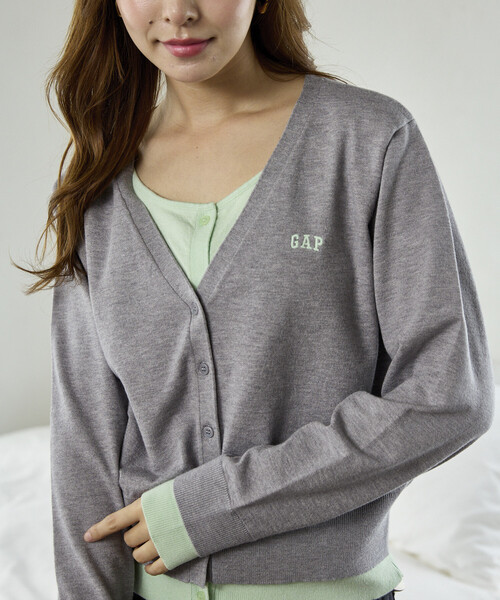 GAP(ギャップ)の「PUBLUX × GAP/ギャップ 別注 配色 レイヤード Vネック ショート ニット カーディガン 限定展開(Tシャツ/カットソー・レディース・グレー/ネイビー・フリ-)」の12枚目の写真