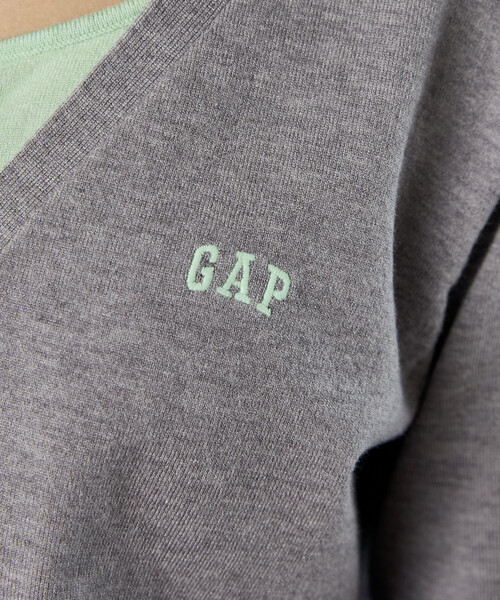 GAP(ギャップ)の「PUBLUX × GAP/ギャップ 別注 配色 レイヤード Vネック ショート ニット カーディガン 限定展開(Tシャツ/カットソー・レディース・グレー/ネイビー・フリ-)」の18枚目の写真
