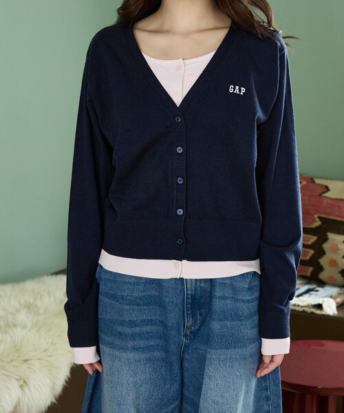 GAP(ギャップ)の「PUBLUX × GAP/ギャップ 別注 配色 レイヤード Vネック ショート ニット カーディガン 限定展開(Tシャツ/カットソー・レディース・グレー/ネイビー・フリ-)」の19枚目の写真