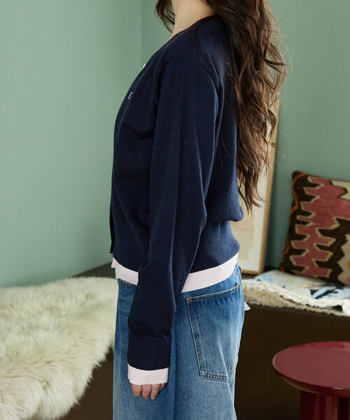 GAP(ギャップ)の「PUBLUX × GAP/ギャップ 別注 配色 レイヤード Vネック ショート ニット カーディガン 限定展開(Tシャツ/カットソー・レディース・グレー/ネイビー・フリ-)」の20枚目の写真