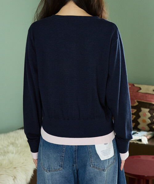 GAP(ギャップ)の「PUBLUX × GAP/ギャップ 別注 配色 レイヤード Vネック ショート ニット カーディガン 限定展開(Tシャツ/カットソー・レディース・グレー/ネイビー・フリ-)」の21枚目の写真