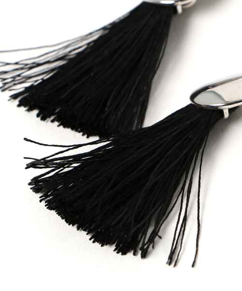 MOUSSY（マウジー）の「VOLUME FRINGE EARRING（ピアス（両耳用）・レディース・ブラック/キャメル・FREE）」の4枚目の写真