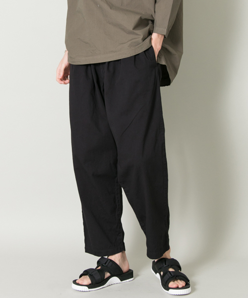 URBAN RESEARCH（アーバンリサーチ）の「RED SEAM タックトラウザー（その他パンツ・メンズ・ブラック/カーキ・MEDIUM/LARGE）」の2枚目の写真