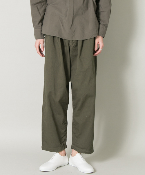 URBAN RESEARCH（アーバンリサーチ）の「RED SEAM タックトラウザー（その他パンツ・メンズ・ブラック/カーキ・MEDIUM/LARGE）」の3枚目の写真