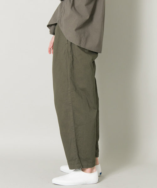 URBAN RESEARCH（アーバンリサーチ）の「RED SEAM タックトラウザー（その他パンツ・メンズ・ブラック/カーキ・MEDIUM/LARGE）」の4枚目の写真