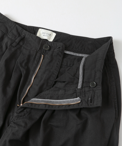 URBAN RESEARCH（アーバンリサーチ）の「RED SEAM タックトラウザー（その他パンツ・メンズ・ブラック/カーキ・MEDIUM/LARGE）」の12枚目の写真