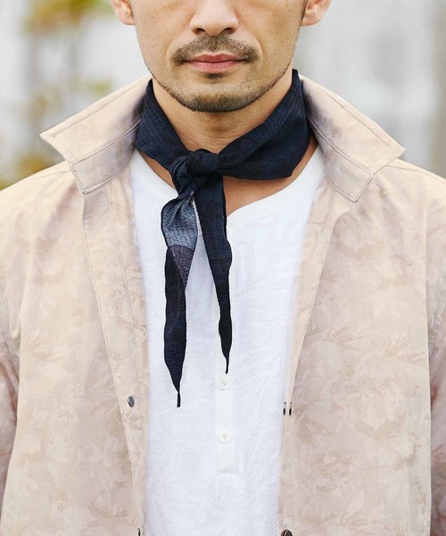 MEN'S BIGI（メンズビギ）の「シアサッカーネッカチーフ（バンダナ/スカーフ・メンズ・ネイビー/ブルー系その他/レッド系その他・FREE）」の2枚目の写真