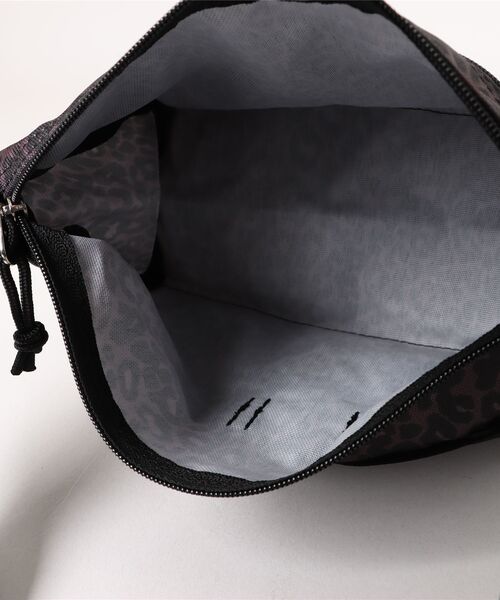 Drifter(ドリフター)の「TRIANGLE SHOULDER/トライアングルショルダー(ショルダーバッグ・レディース・スカイブルー/ブラック/パープル/タン/レオパード/オレンジ/ケリーグリーン/ネイビー系/ベージュ系/ブラック×ブラック/ブラウン系その他/ダークグリーン/バーガンディー/ピーコックグリーン系/ブラック系その他・FREE)」の16枚目の写真