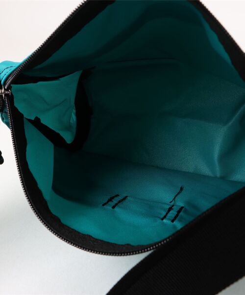 Drifter(ドリフター)の「TRIANGLE SHOULDER/トライアングルショルダー(ショルダーバッグ・レディース・スカイブルー/ブラック/パープル/タン/レオパード/オレンジ/ケリーグリーン/ネイビー系/ベージュ系/ブラック×ブラック/ブラウン系その他/ダークグリーン/バーガンディー/ピーコックグリーン系/ブラック系その他・FREE)」の17枚目の写真