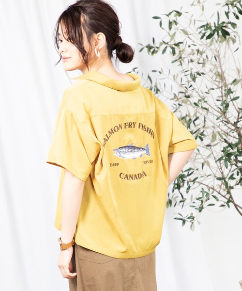 POWER TO THE PEOPLE(パワートゥーザピープル)の「POWER TO THE PEOPLE 両面刺繍 半袖オープンカラーシャツ(シャツ/ブラウス・レディース・ブラック/ダークグリーン/ピンク/グリーン系その他/ブラック系その他/ブラック系その他2/カーキ/ベージュ/イエロー/グリーン系その他2/ピンク系その他/オレンジ・M/L)」の1枚目の写真